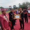 Foto: Marwan Susanto Ketua DPRD Kabupaten Katingan saat memberikan penghargaan kepada salah satu camat pada kegiatan HUT Kabupaten Katingan Ke-XXI