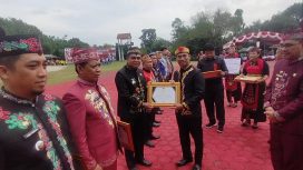 Foto: Marwan Susanto Ketua DPRD Kabupaten Katingan saat memberikan penghargaan kepada salah satu camat pada kegiatan HUT Kabupaten Katingan Ke-XXI