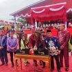 Foto: Wakil Gubernur Edi Pratowo bersama Bupati Katingan saat menekan tombol peresmian dan pembukaan Selubung Patung Tjilik Riwut saat HUT Kab. Katingan Ke-XXI tahun 2023