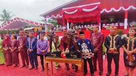 Foto: Wakil Gubernur Edi Pratowo bersama Bupati Katingan saat menekan tombol peresmian dan pembukaan Selubung Patung Tjilik Riwut saat HUT Kab. Katingan Ke-XXI tahun 2023