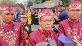 Foto: Bupati Sakariyas didampingi Wakil Bupati Sunardi Litang dan Sekda Pransang saat diwawancarai awak media