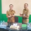 Kepala Inspektorat Provinsi Kalteng Saring, saat menyerahkan Surat terkait Entry Meeting kepada Bupati Katingan Sakariyas