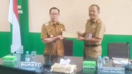 Kepala Inspektorat Provinsi Kalteng Saring, saat menyerahkan Surat terkait Entry Meeting kepada Bupati Katingan Sakariyas