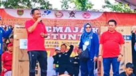 Foto : Sigit K. Yunianto Ketua DPRD Kota Palangkaraya saat ikut jalan sehat yang digelar BKKBN Provinsi Kalteng di Kabupaten Kapuas.