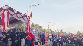 Foto : Ketua DPRD Provinsi Kalimantan Tengah saat mengikuti jalan sehat yang digelar BKKBN dalam rangka peringatan Harganas ke-XXX dan Hari Remaja Internasional di Kabupaten Kapuas.