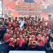 FOTO BERSAMA – Wajah sukacita dan bahagia para atlet Dayung Katingan beserta jajaran Pengurus PODSI Katingan usai pengalungan medali serta penyerahaan maskot Porprov – XII Kalteng, di kawasan dermaga seberang Sungai Mentaya Kota Sampit, Kabupaten Kotawaringin Timur, Selasa (01/08/2023). (FOTO : IST)