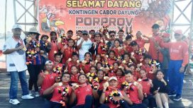 FOTO BERSAMA – Wajah sukacita dan bahagia para atlet Dayung Katingan beserta jajaran Pengurus PODSI Katingan usai pengalungan medali serta penyerahaan maskot Porprov – XII Kalteng, di kawasan dermaga seberang Sungai Mentaya Kota Sampit, Kabupaten Kotawaringin Timur, Selasa (01/08/2023). (FOTO : IST)