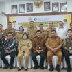 FOTO : Wabup Efrensia LP Umbing didampingi Kepala Bapenda Edison, peserta dan narasumber kegiatan Audensi dan Koordinasi TP2DD di ruang rapat lantai satu Kantor Bupati Gumas.