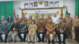 FOTO : Wabup Efrensia LP Umbing didampingi Kepala Bapenda Edison, peserta dan narasumber kegiatan Audensi dan Koordinasi TP2DD di ruang rapat lantai satu Kantor Bupati Gumas.