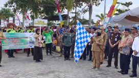 FOTO : Ketua DPRD Gumas Akerman Sahidar menghadiri pelepasan Pawai Ta’aruf MTQ ke-XVI tingkat Kabupaten Gumas di Taman Kota Kuala Kurun.