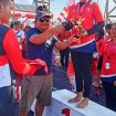 Foto : Empas S. Umar. Ketua PODSI Kabupaten Katingan saat memberikan Maskot Porprov XII Kalteng Sampit kepada Atletnya yang meraih Medali Emas