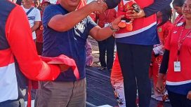 Foto : Empas S. Umar. Ketua PODSI Kabupaten Katingan saat memberikan Maskot Porprov XII Kalteng Sampit kepada Atletnya yang meraih Medali Emas