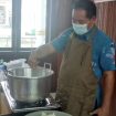 FOTO : Anggota DPRD Gumas Untung Jaya Bangas memberikan pelatihan cara membuat keripik rebung kepada pelaku UMKM di Aula Hotel Gumas.