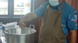 FOTO : Anggota DPRD Gumas Untung Jaya Bangas memberikan pelatihan cara membuat keripik rebung kepada pelaku UMKM di Aula Hotel Gumas.