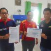 Foto : Kadis DLH Katingan Yobie Sandra. S. STP.,M.A dan Kabidnya menunjukkan Dokumen Akreditasi KAN dan Registrasi Kementerian Lingkungan Hidup, milik DLH Katingan.