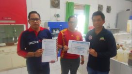 Foto : Kadis DLH Katingan Yobie Sandra. S. STP.,M.A dan Kabidnya menunjukkan Dokumen Akreditasi KAN dan Registrasi Kementerian Lingkungan Hidup, milik DLH Katingan.