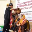 Foto : Ketua Umum PWI Pusat Atal Sembiring Depari saat menerima gelar adat dari DAD Kabupaten Lamandau.