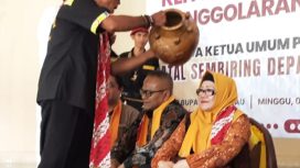 Foto : Ketua Umum PWI Pusat Atal Sembiring Depari saat menerima gelar adat dari DAD Kabupaten Lamandau.