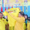 Foto : Nanang Suriansyah Ketua DPD Golkar Kabupaten Katingan saat menunjukkan atribut Golkar kepada Kader Golkar