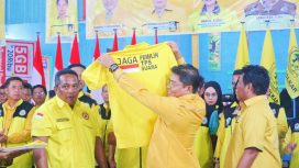 Foto : Nanang Suriansyah Ketua DPD Golkar Kabupaten Katingan saat menunjukkan atribut Golkar kepada Kader Golkar