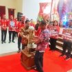 Foto : Bupati Katingan Sakariyas saat menyerahkan Trophy Bergilir Kepada Ketua Kontingen Pesparawi Kecamatan Katingan Hilir Marwan Susanto, sebagai Juara Umum Pesparawi Ke-VII Tingkat Kabupaten Katingan Tahun 2023 