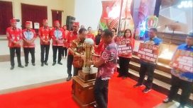Foto : Bupati Katingan Sakariyas saat menyerahkan Trophy Bergilir Kepada Ketua Kontingen Pesparawi Kecamatan Katingan Hilir Marwan Susanto, sebagai Juara Umum Pesparawi Ke-VII Tingkat Kabupaten Katingan Tahun 2023 