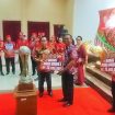 Foto : Bupati Katingan Sakariyas saat memberikan bonus 50 Juta kepada Kontingen Kecamatan Katingan Hilir Saat raih Juara Umum Pesparawi tingkat Kabupaten Katingan yang diterima ketua Tim Marwan Susanto