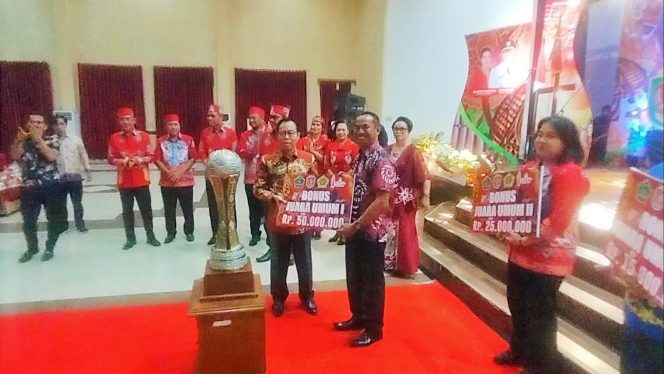 
					Foto : Bupati Katingan Sakariyas saat memberikan bonus 50 Juta kepada Kontingen Kecamatan Katingan Hilir Saat raih Juara Umum Pesparawi tingkat Kabupaten Katingan yang diterima ketua Tim Marwan Susanto