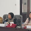 FOTO : Ketua Komisi III DPRD Gumas Iceu Purnamasari (tengah) pimpin RDP dengan KONI. 
