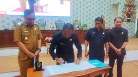 Foto : Ketua DPRD Kabupaten Katingan Marwan Susanto saat menandatangani KUA PPAS 2024