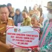 Foto : Sakariyas. Bupati Katingan, secara simbolis menyerahkan BLT Tingkat Kelurahan di Kelurahan Kasongan Lama kepada 9 perwakilan Keluarga Penerima Manfaat (KPM) melalui PT. Bank Kalteng.