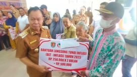 Foto : Sakariyas. Bupati Katingan, secara simbolis menyerahkan BLT Tingkat Kelurahan di Kelurahan Kasongan Lama kepada 9 perwakilan Keluarga Penerima Manfaat (KPM) melalui PT. Bank Kalteng.