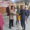 Bupati Katingan Sakariyas saat menyalurkan Bantuan Beras kepada Keluarga Penerima Manfaat (KPM) secara simbolis di Kantor Kecamatan Katingan Hilir