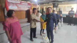 Bupati Katingan Sakariyas saat menyalurkan Bantuan Beras kepada Keluarga Penerima Manfaat (KPM) secara simbolis di Kantor Kecamatan Katingan Hilir