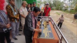 Foto : Bupati Katingan Sakariyas saat resmikan Puskesmas Mendawai yang ditandai dengan penandatanganan Prasasti. 