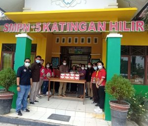 DLH Kabupaten Katingan Bagikan 5.500 Masker ke Sekolah-sekolah