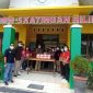 BAGIKAN MASKER - Kepala DLH Kabupaten Katingan, Yobie Sandra, S.STP, MA menyerahkan bantuan masker kepada pihak guru SMPN 5 Katingan Hilir, Jumat (06/10/2023). (FOTO: IST)