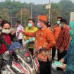 Foto : Saiful Pj Bupati Katingan dan Ketua PKK serta Kalaksa BPBD Markus saat lakukan pembagian Masker di ruas jalan Tjilik Riwut tepatnya di depan gerbang masuk Kantor Bupati.