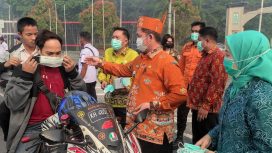 Foto : Saiful Pj Bupati Katingan dan Ketua PKK serta Kalaksa BPBD Markus saat lakukan pembagian Masker di ruas jalan Tjilik Riwut tepatnya di depan gerbang masuk Kantor Bupati.