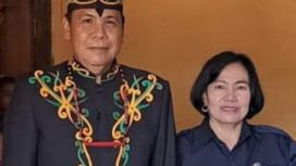 FOTO :  Anggota DPRD Gumas Punding S Merang bersama Ny Elkewirke Punding S Merang.