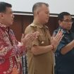 FOTO : Ketua DPRD Gumas Akerman Sahidar Bersama Bupati Jaya S Monong dan Jerry Walo dari BSKDN Kemendagri pada Sosialisasi Inovasi Perangkat Daerah dan Penandatanganan Komitmen Bersama Seluruh Perangkat Daerah Lingkup Pemkab Gumas, di Aula Bappedalitbang, Senin 16 Oktober 2023.