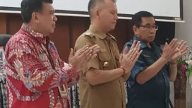 FOTO : Ketua DPRD Gumas Akerman Sahidar Bersama Bupati Jaya S Monong dan Jerry Walo dari BSKDN Kemendagri pada Sosialisasi Inovasi Perangkat Daerah dan Penandatanganan Komitmen Bersama Seluruh Perangkat Daerah Lingkup Pemkab Gumas, di Aula Bappedalitbang, Senin 16 Oktober 2023.
