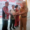 Foto : Sekda Katingan Pransang, saat memberikan cendramata kepada Sunardi N. T. Litang, yang telah mengakhiri masa jabatan sebagai wakil bupati Katingan. 