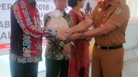 Foto : Sekda Katingan Pransang, saat memberikan cendramata kepada Sunardi N. T. Litang, yang telah mengakhiri masa jabatan sebagai wakil bupati Katingan. 