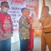 Foto : Penjabat Bupati Katingan Saiful saat memberikan cendramata kepada Sakariyas usai melepas jabatan sebagai Bupati Katingan periode 2018-2023