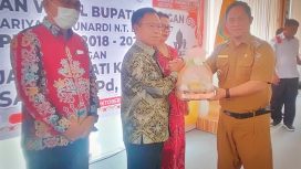 Foto : Penjabat Bupati Katingan Saiful saat memberikan cendramata kepada Sakariyas usai melepas jabatan sebagai Bupati Katingan periode 2018-2023
