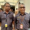 FOTO : Yosafat Eriktofia Kawung (Kacamata) Ketua Bawaslu Kabupaten Katingan di dampingi Eko Susanto Staf Teknis Bawaslu.