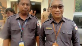 FOTO : Yosafat Eriktofia Kawung (Kacamata) Ketua Bawaslu Kabupaten Katingan di dampingi Eko Susanto Staf Teknis Bawaslu.