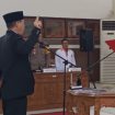 FOTO : Ketua DPRD Gumas Akerman Sahidar melantik dan mengambil sumpah janji Mambang A.Singam sebagai PAW anggota DPRD Gumas sisa masa jabatan 2019-2024.