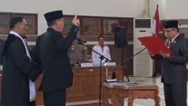 FOTO : Ketua DPRD Gumas Akerman Sahidar melantik dan mengambil sumpah janji Mambang A.Singam sebagai PAW anggota DPRD Gumas sisa masa jabatan 2019-2024.